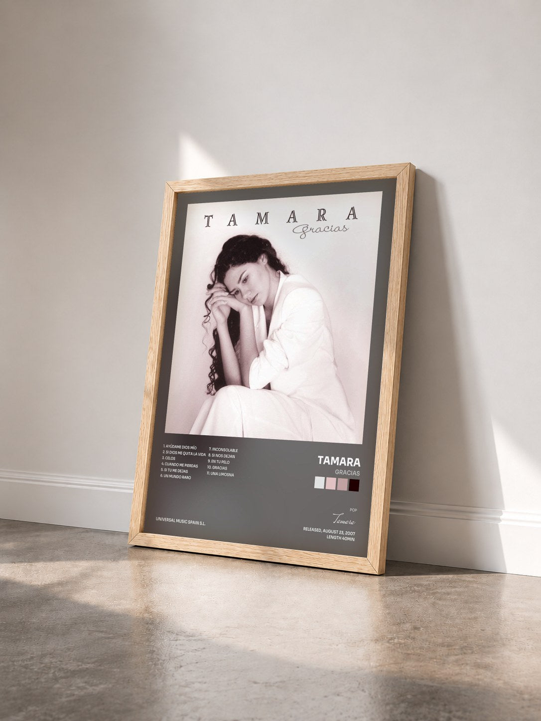 #bois Tableau de l'album Gracias de Tamara vu de trois quarts, cadre en bois brut