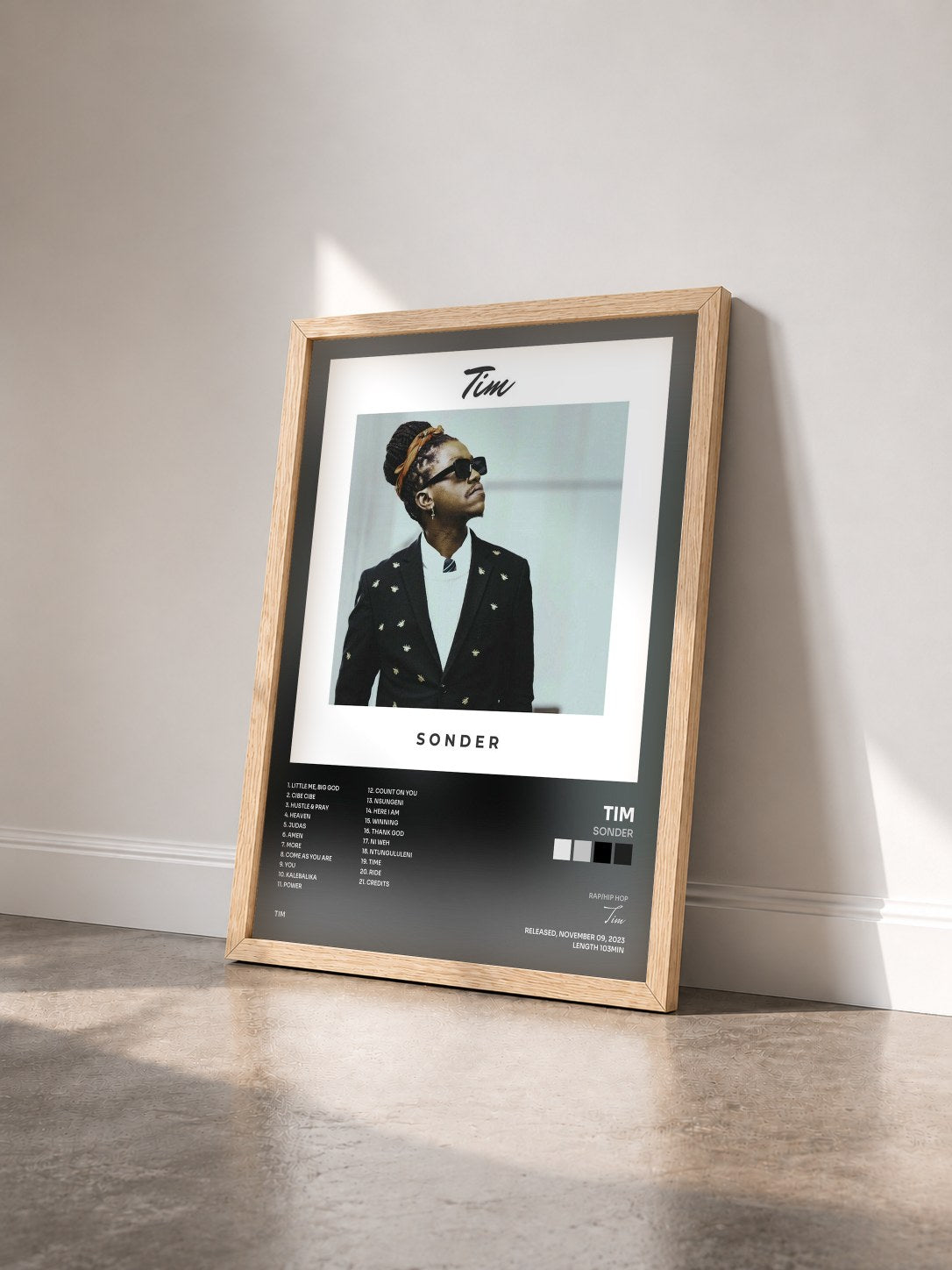 #bois Tableau de l'album SONDER de Tim vu de trois quarts, cadre en bois brut