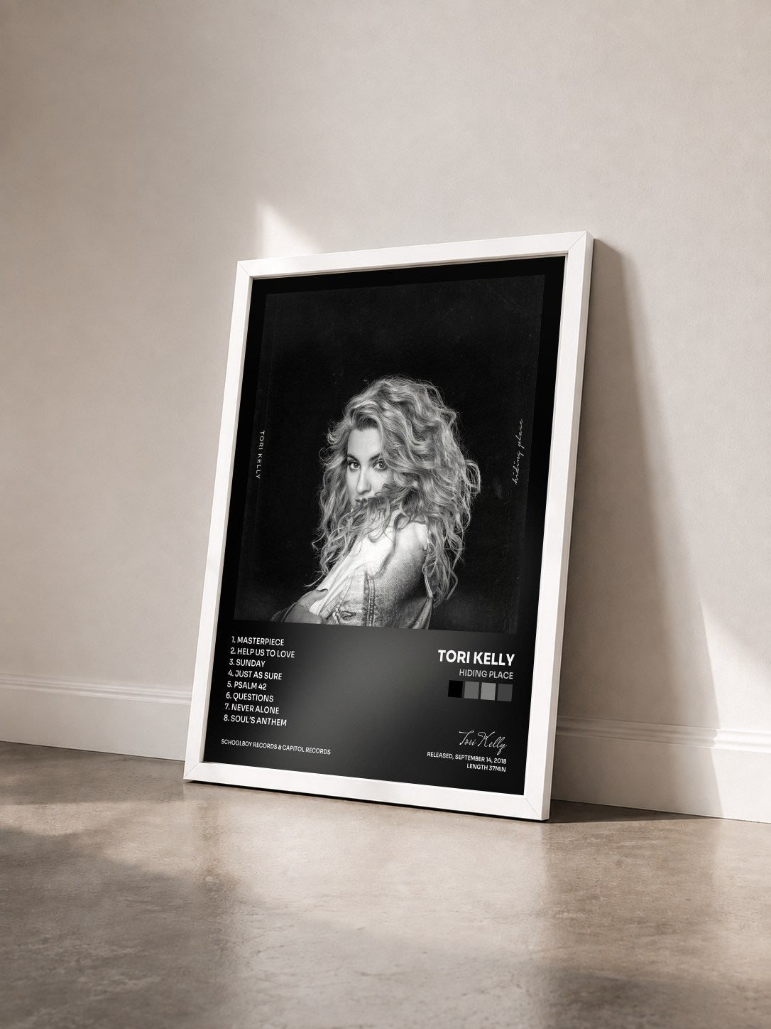 #blanc Tableau de l'album Hiding Place de Tori Kelly vu de trois quarts, cadre blanc