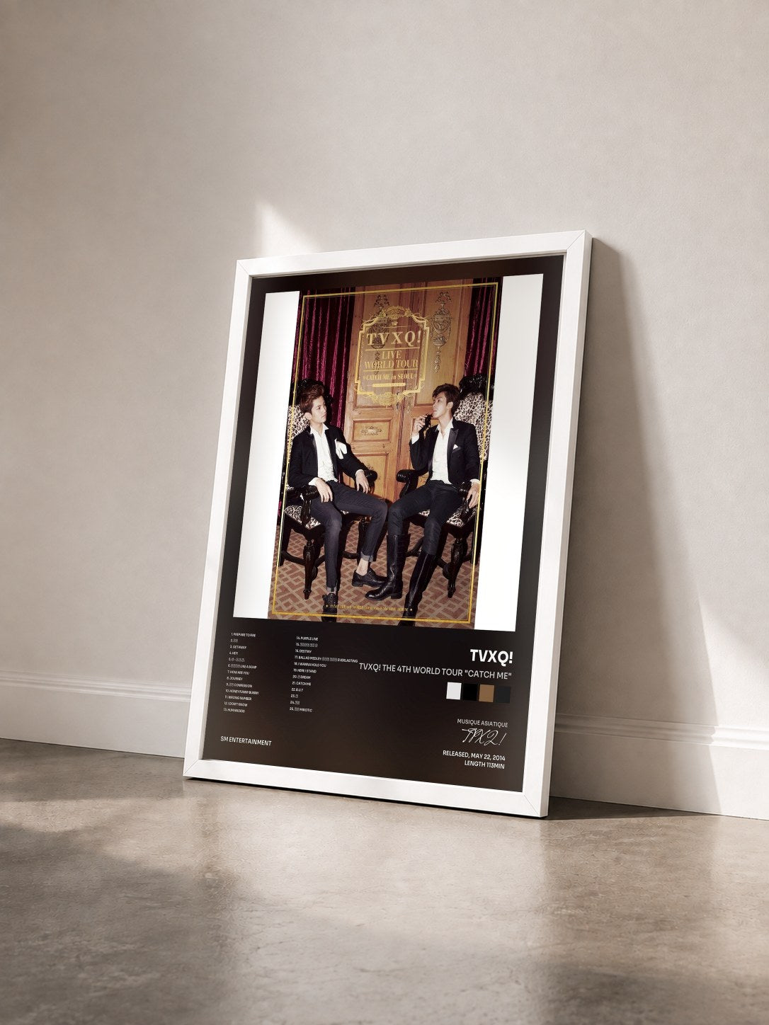 #blanc Tableau de l'album TVXQ! The 4th World Tour "Catch Me" de TVXQ! vu de trois quarts, cadre blanc