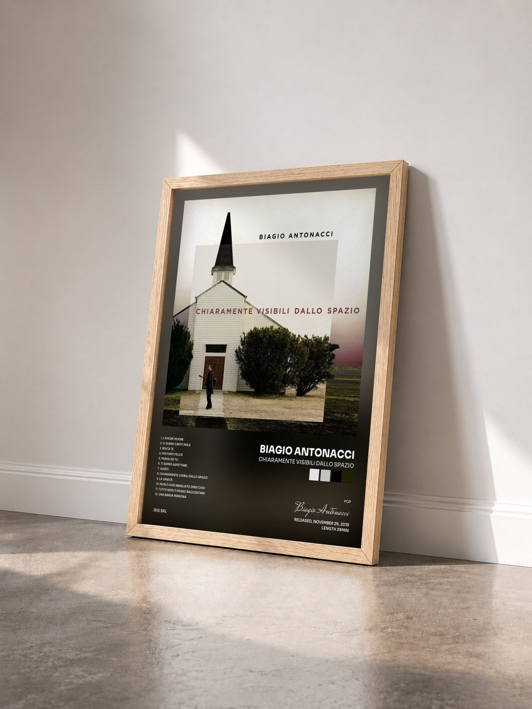 #bois Tableau de l'album Chiaramente visibili dallo spazio de Biagio Antonacci vu de trois quarts, cadre en bois brut
