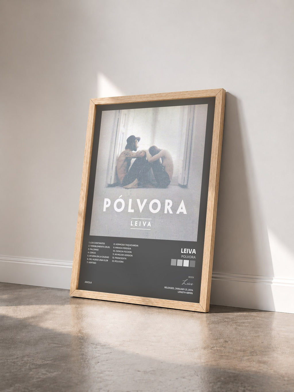#bois Tableau de l'album Polvora de Leiva vu de trois quarts, cadre en bois brut