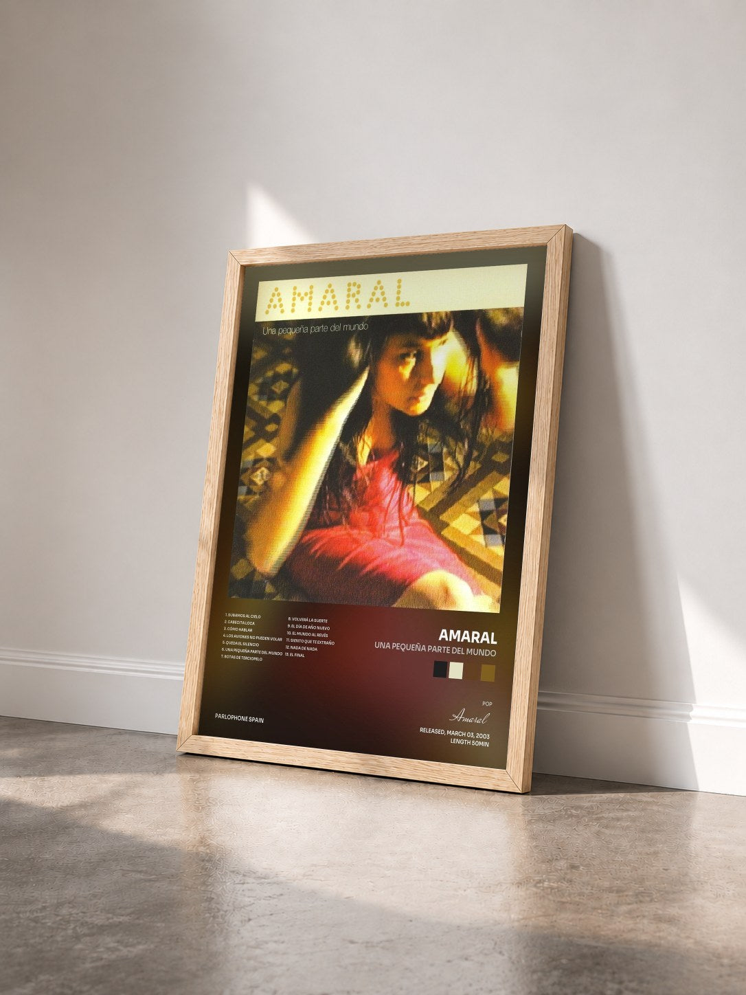 #bois Tableau de l'album Una Pequeña Parte Del Mundo de Amaral vu de trois quarts, cadre en bois brut
