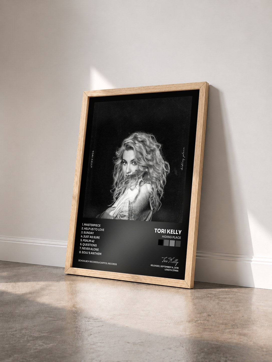 #bois Tableau de l'album Hiding Place de Tori Kelly vu de trois quarts, cadre en bois brut