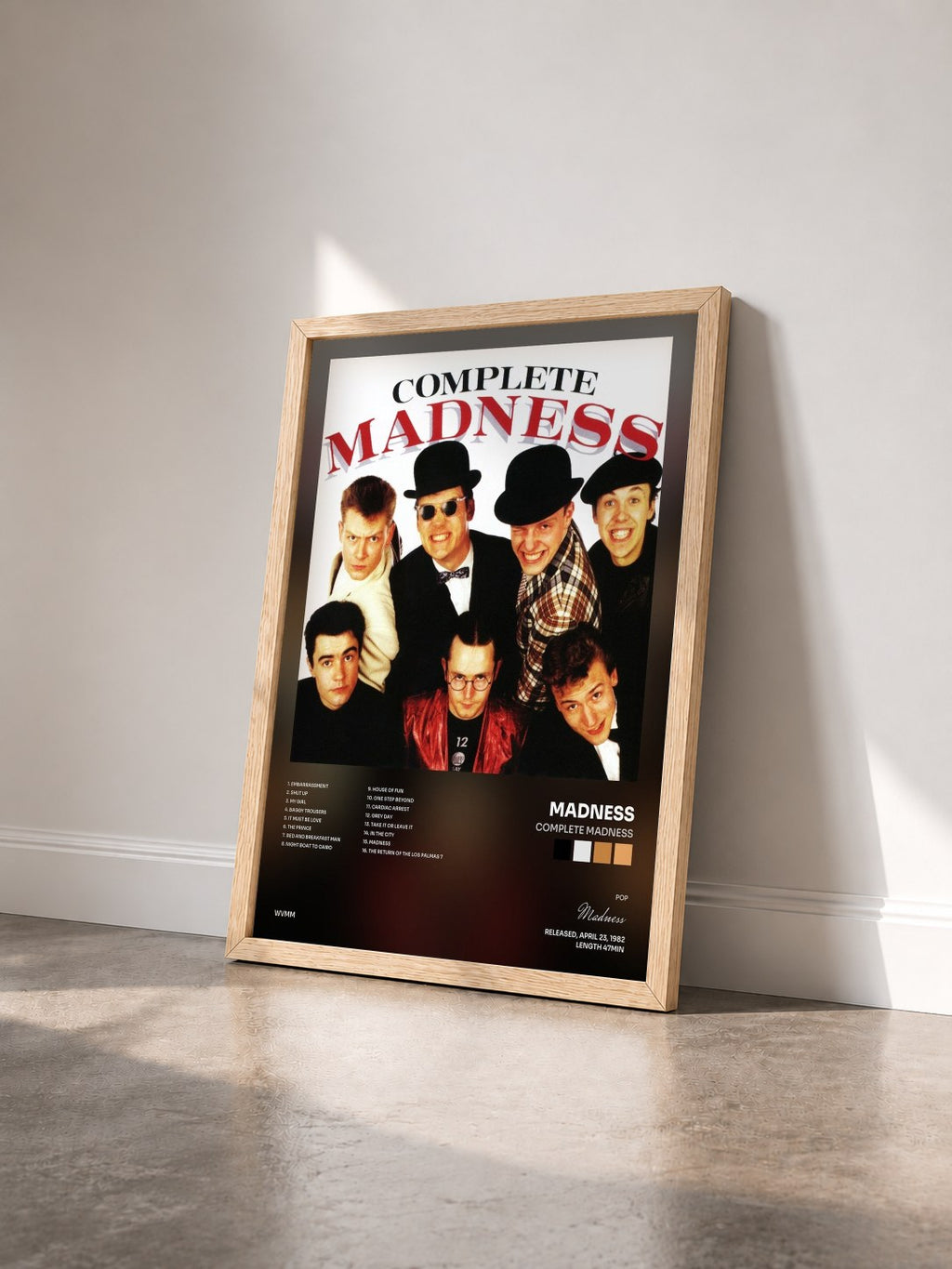 #bois Tableau de l'album Complete Madness de Madness vu de trois quarts, cadre en bois brut