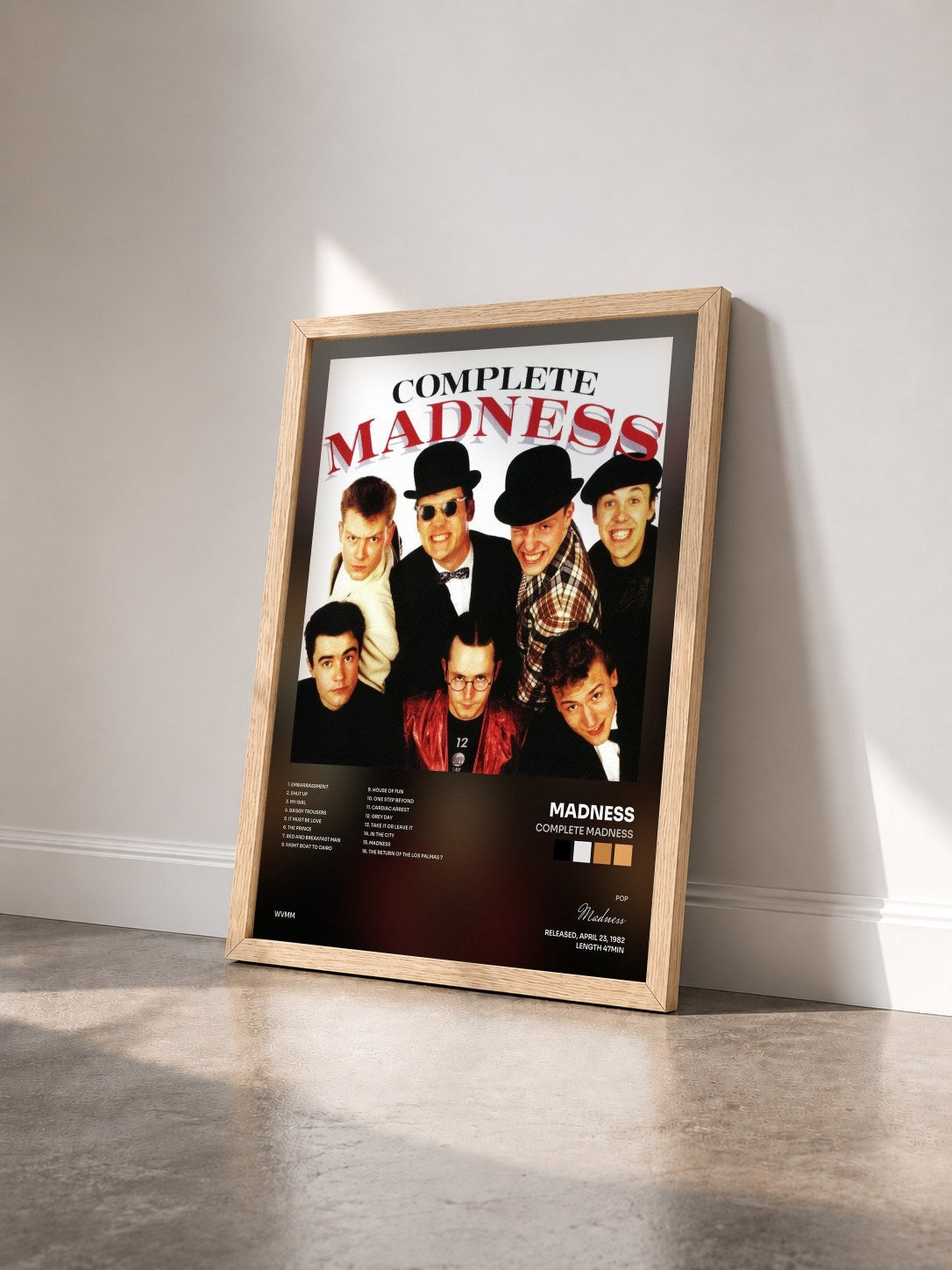 #bois Tableau de l'album Complete Madness de Madness vu de trois quarts, cadre en bois brut