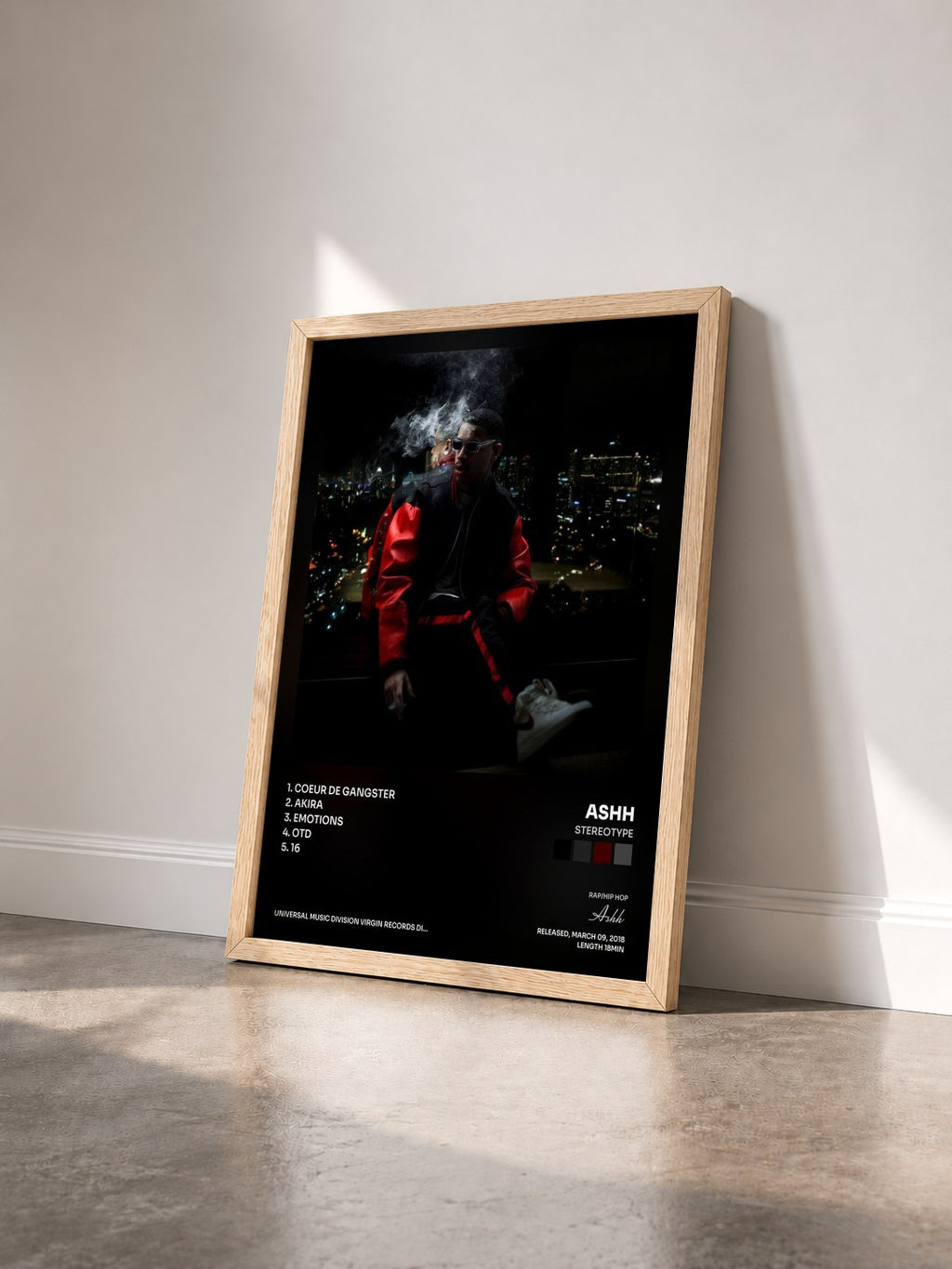 #bois Tableau de l'album STEREOTYPE de Ashh vu de trois quarts, cadre en bois brut