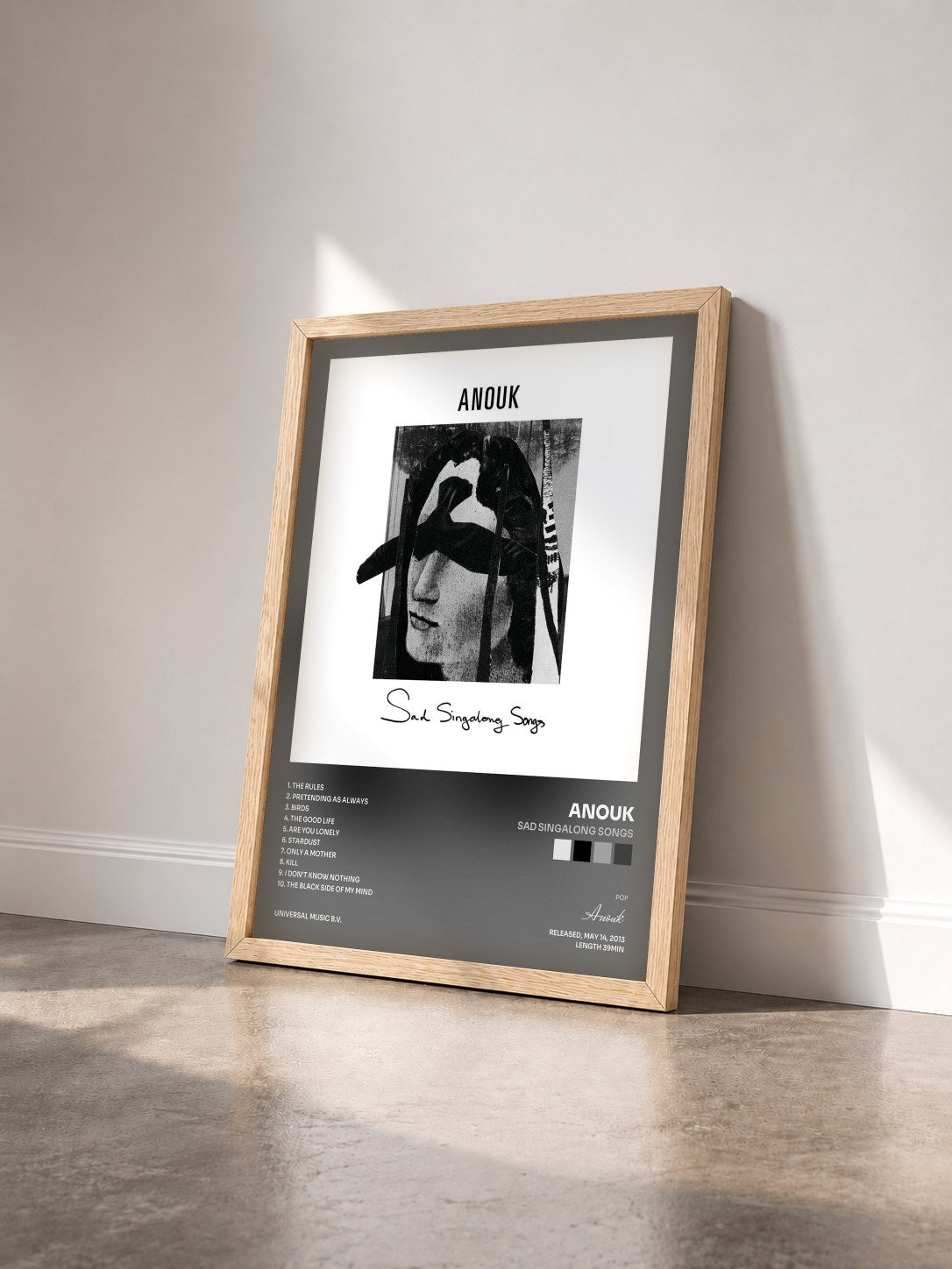 #bois Tableau de l'album Sad Singalong Songs de Anouk vu de trois quarts, cadre en bois brut