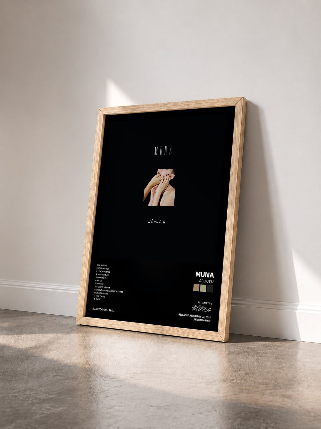 #bois Tableau de l'album About U de MUNA vu de trois quarts, cadre en bois brut