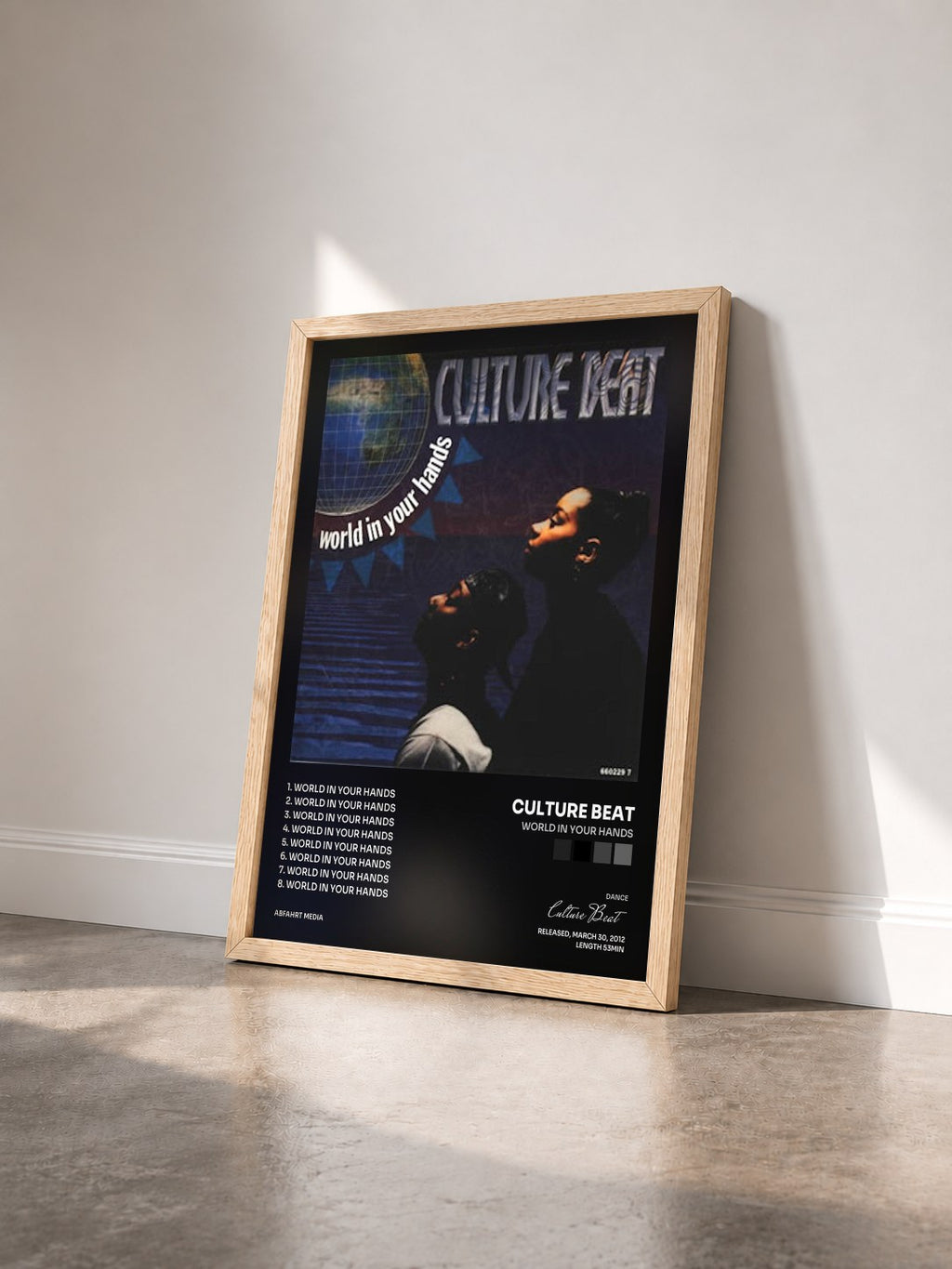 #bois Tableau de l'album World in Your Hands de Culture Beat vu de trois quarts, cadre en bois brut