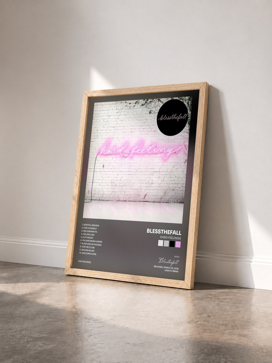 #bois Tableau de l'album Hard Feelings de Blessthefall vu de trois quarts, cadre en bois brut