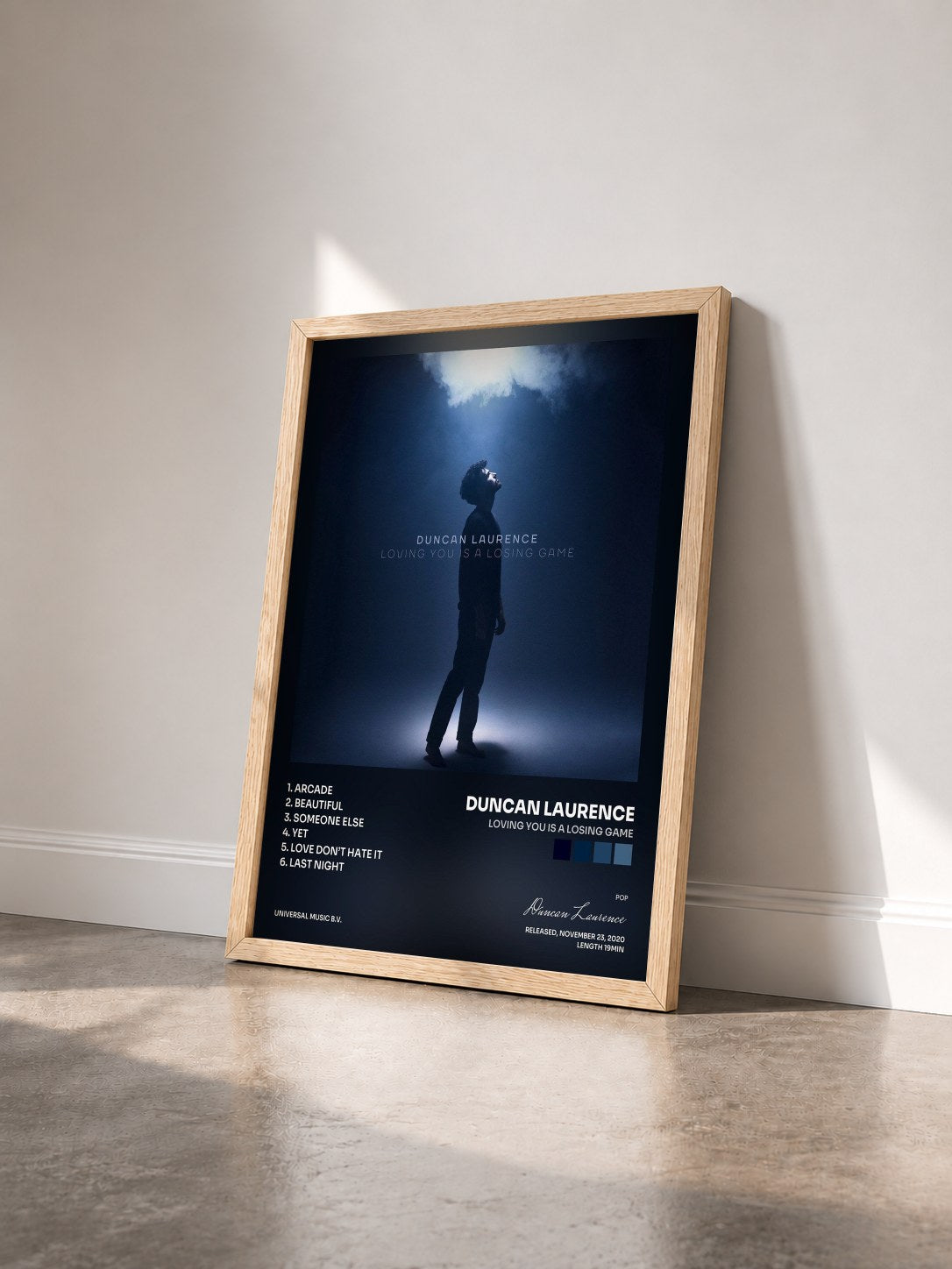 #bois Tableau de l'album Loving You Is A Losing Game de Duncan Laurence vu de trois quarts, cadre en bois brut