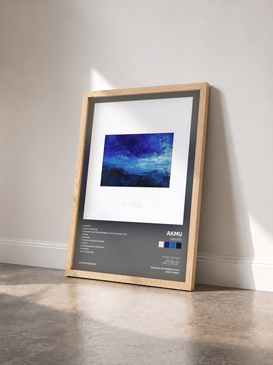 #bois Tableau de l'album SAILING de AKMU vu de trois quarts, cadre en bois brut