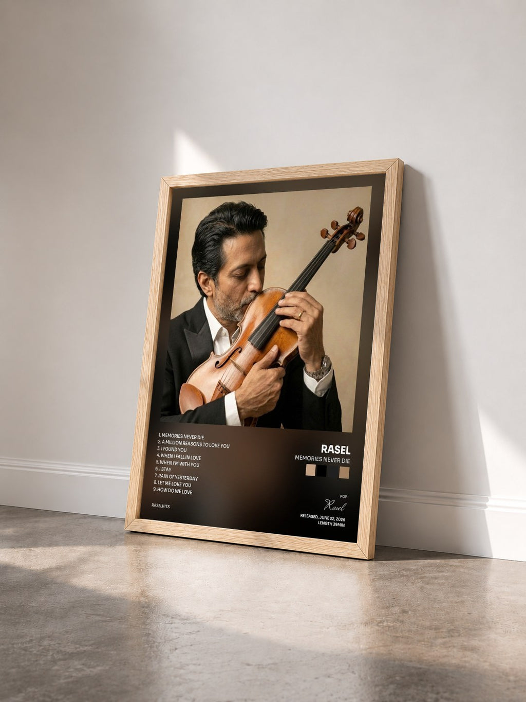 #bois Tableau de l'album Memories Never Die de Rasel vu de trois quarts, cadre en bois brut