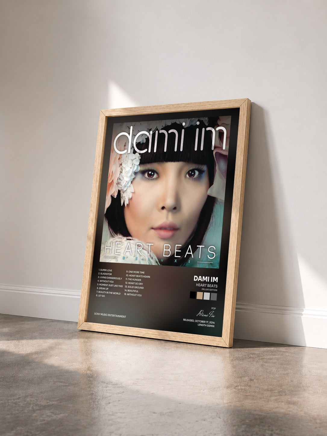 #bois Tableau de l'album Heart Beats (Deluxe Edition) de Dami Im vu de trois quarts, cadre en bois brut