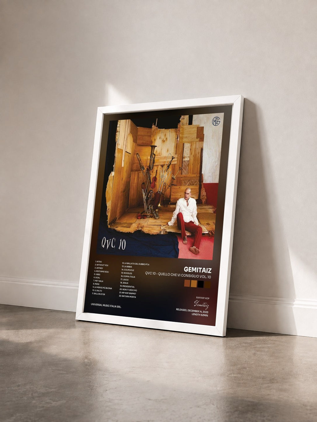 #blanc Tableau de l'album QVC 10 - Quello Che Vi Consiglio Vol. 10 de Gemitaiz vu de trois quarts, cadre blanc