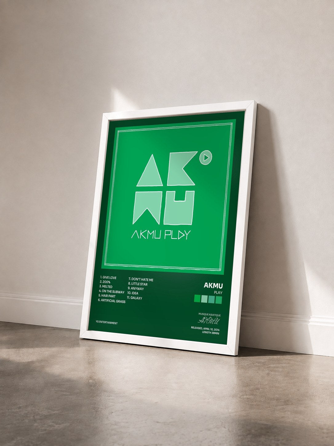 #blanc Tableau de l'album PLAY de AKMU vu de trois quarts, cadre blanc