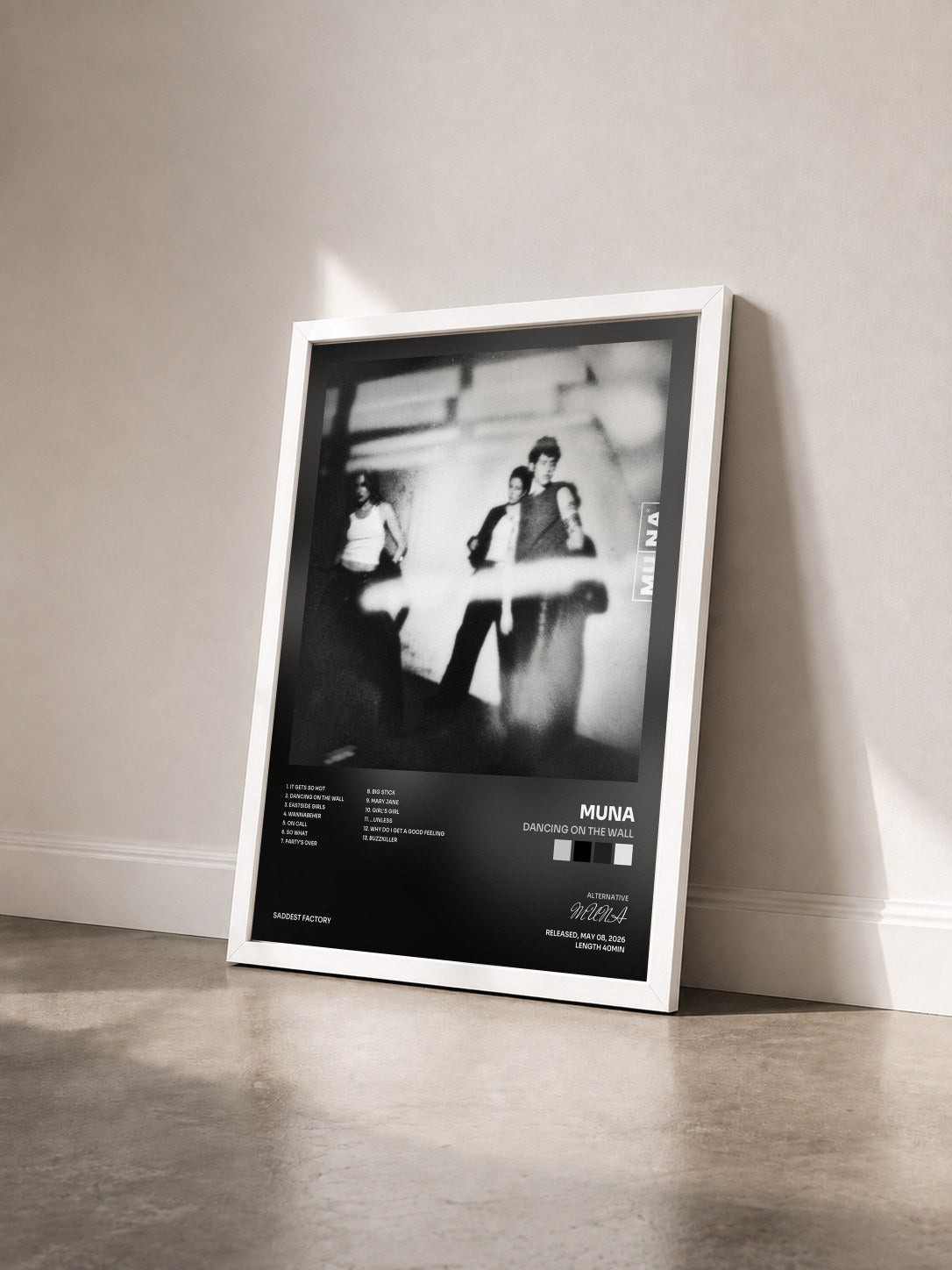 #blanc Tableau de l'album Dancing On The Wall de MUNA vu de trois quarts, cadre blanc