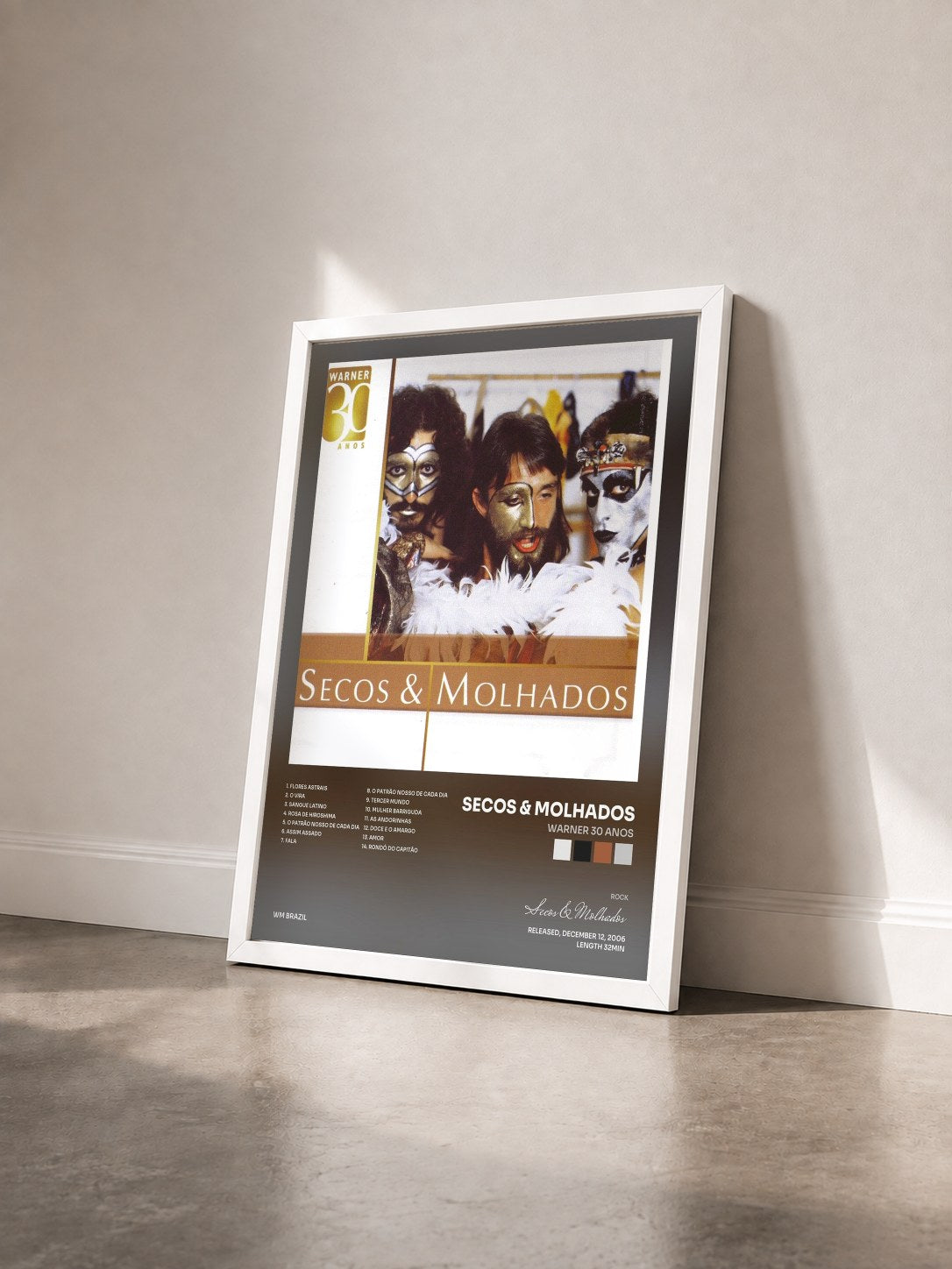 #blanc Tableau de l'album Warner 30 Anos de Secos & Molhados vu de trois quarts, cadre blanc