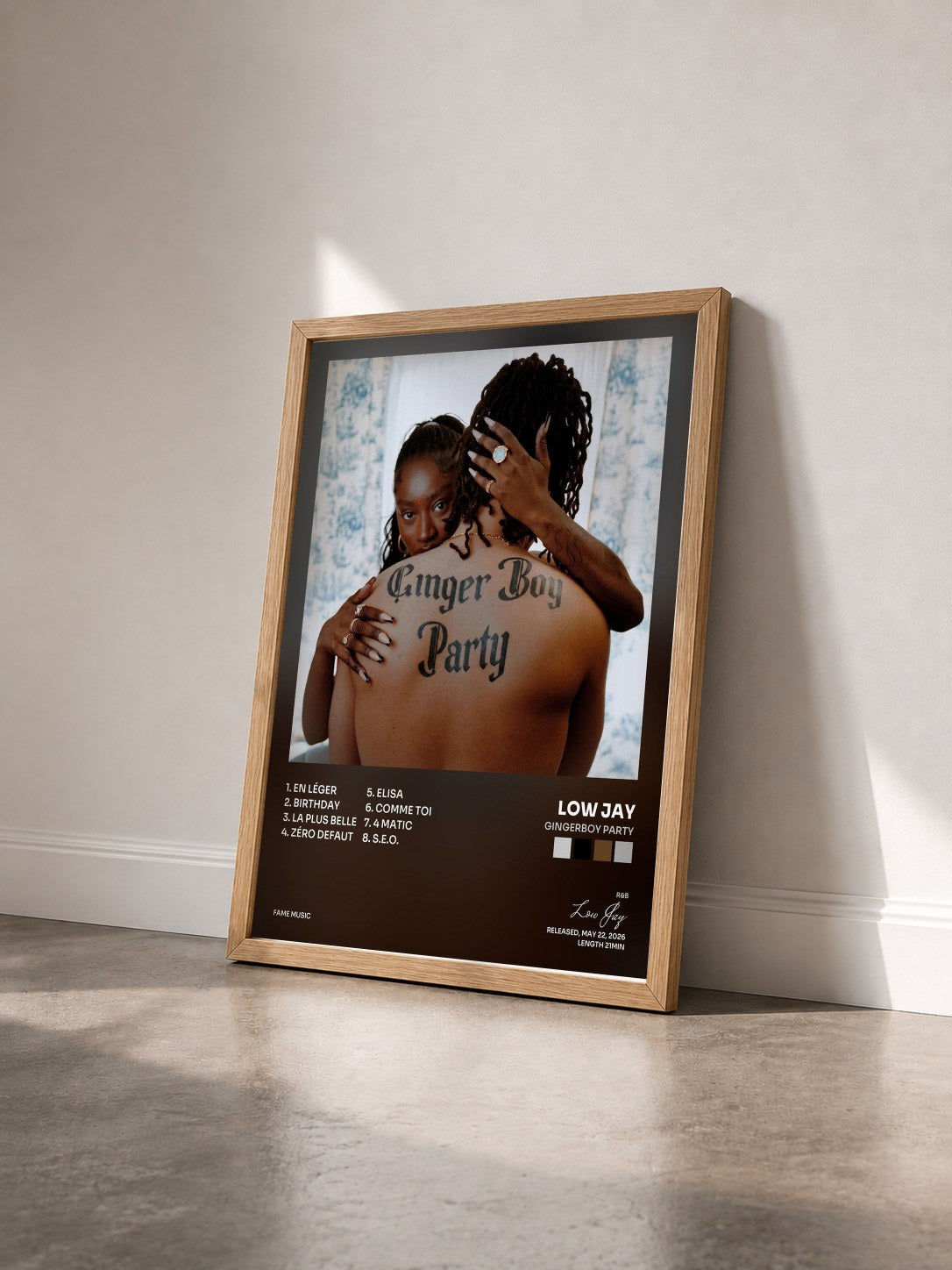 #bois Tableau de l'album GINGERBOY Party de Low Jay vu de trois quarts, cadre en bois brut