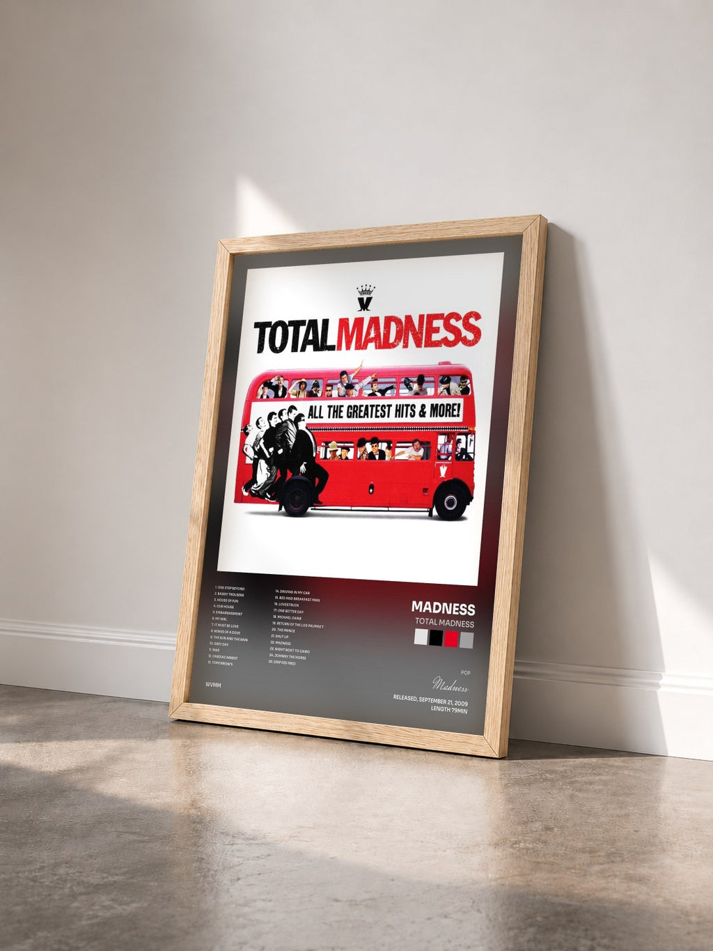 #bois Tableau de l'album Total Madness de Madness vu de trois quarts, cadre en bois brut