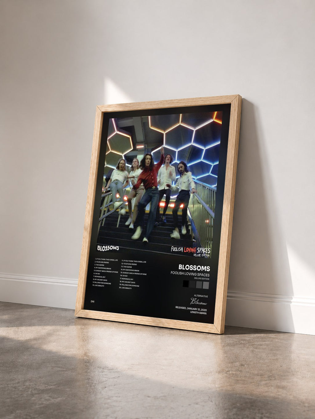 #bois Tableau de l'album Foolish Loving Spaces (Deluxe Edition) de Blossoms vu de trois quarts, cadre en bois brut