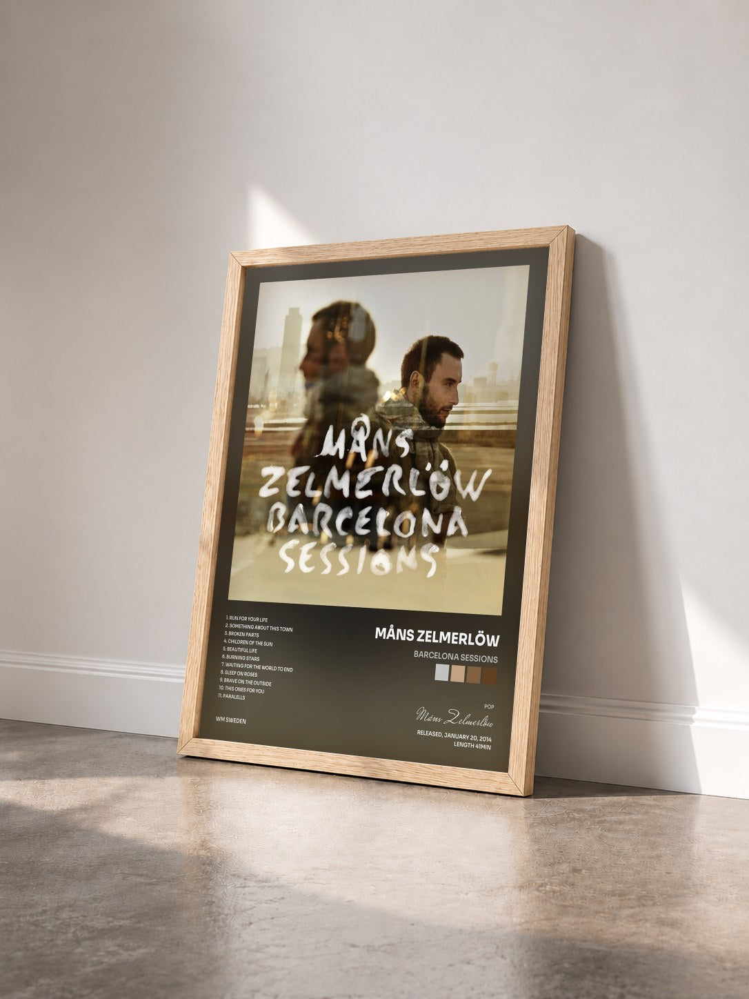 #bois Tableau de l'album Barcelona Sessions de Måns Zelmerlöw vu de trois quarts, cadre en bois brut