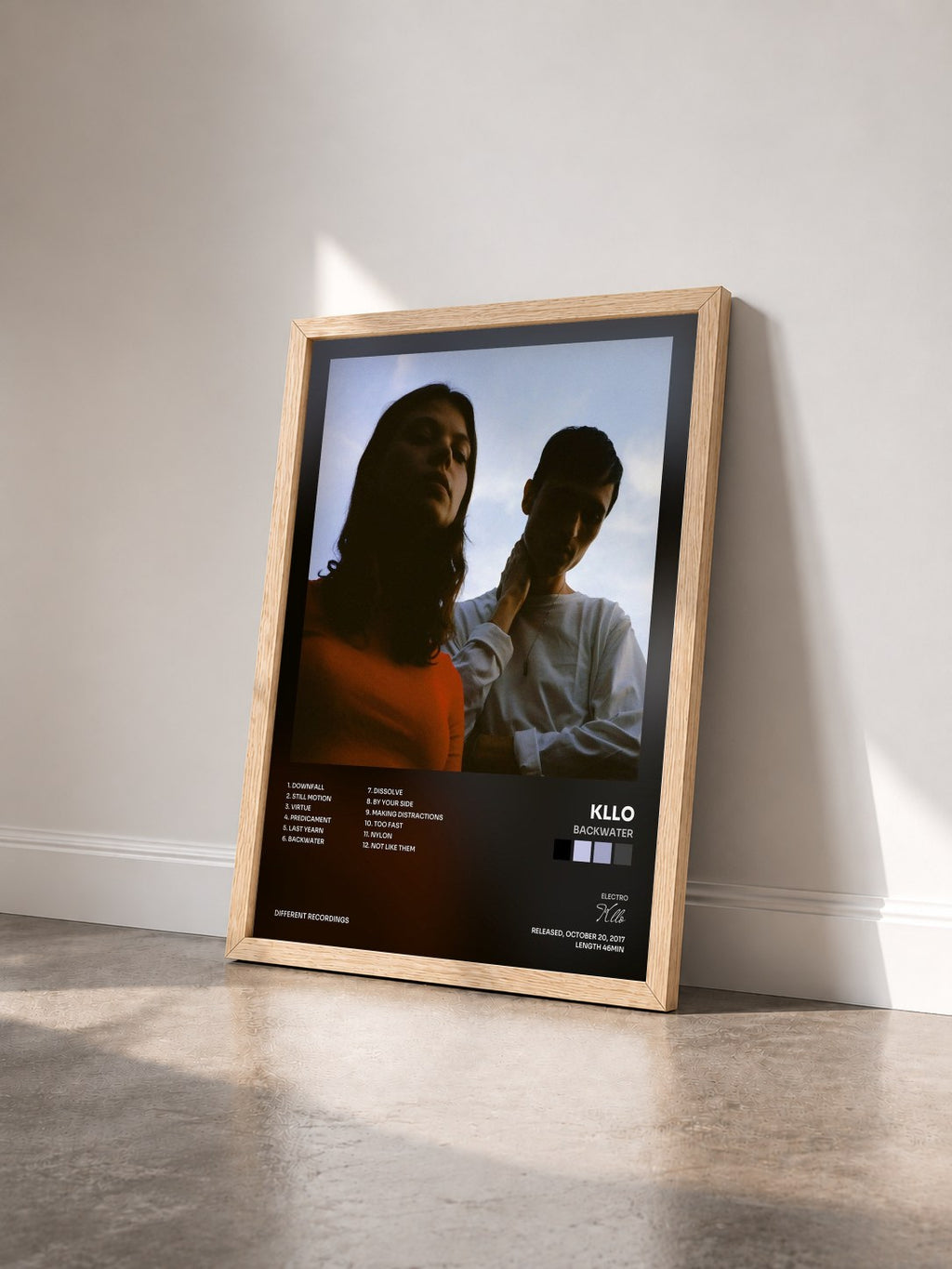 #bois Tableau de l'album Backwater de Kllo vu de trois quarts, cadre en bois brut