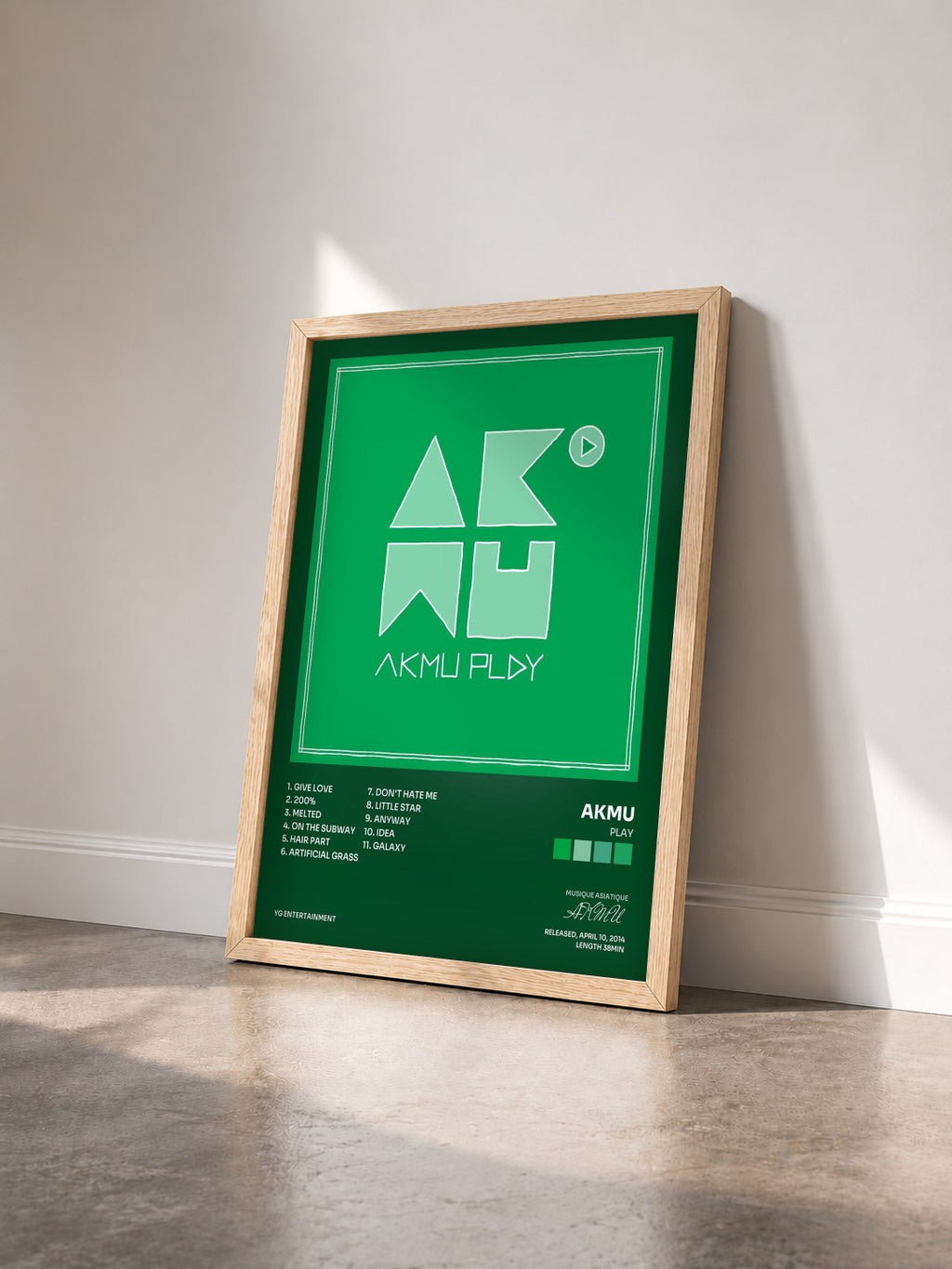 #bois Tableau de l'album PLAY de AKMU vu de trois quarts, cadre en bois brut