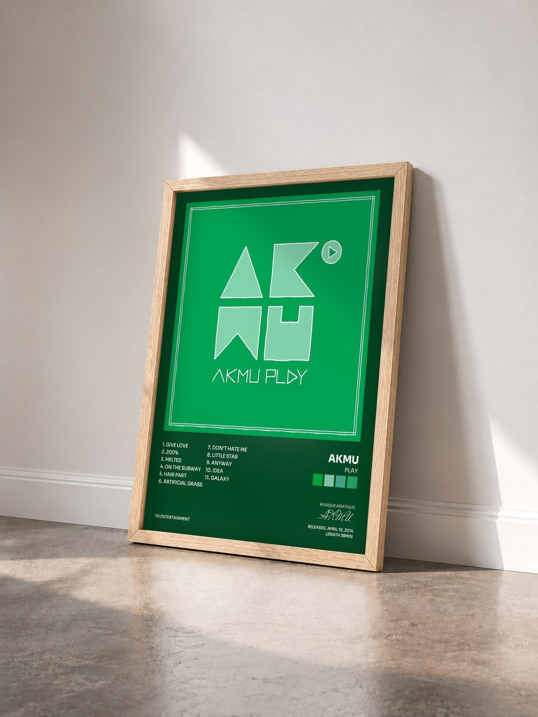 #bois Tableau de l'album PLAY de AKMU vu de trois quarts, cadre en bois brut