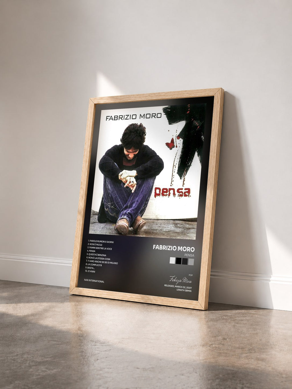#bois Tableau de l'album Pensa de Fabrizio Moro vu de trois quarts, cadre en bois brut