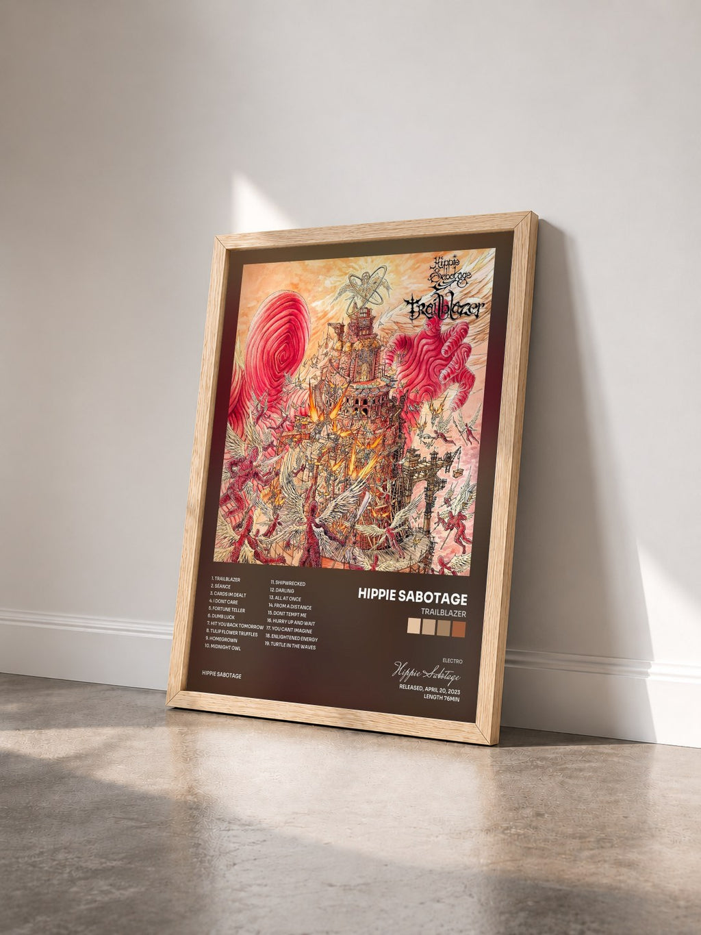 #bois Tableau de l'album Trailblazer de Hippie Sabotage vu de trois quarts, cadre en bois brut