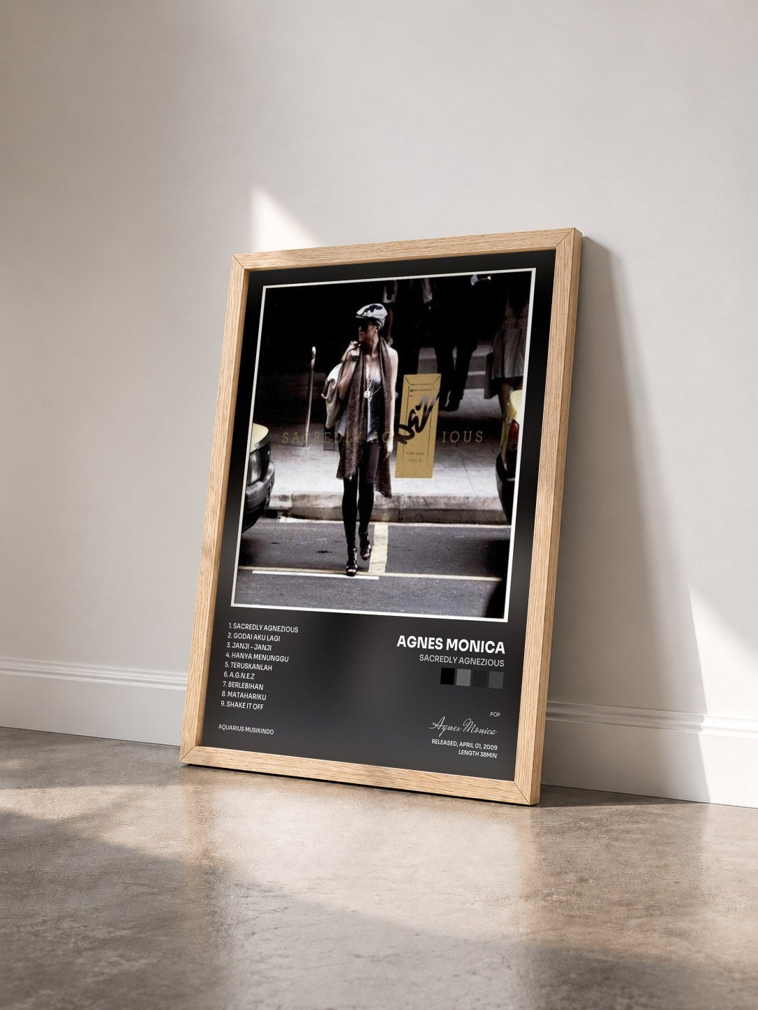 #bois Tableau de l'album Sacredly Agnezious de Agnes Monica vu de trois quarts, cadre en bois brut
