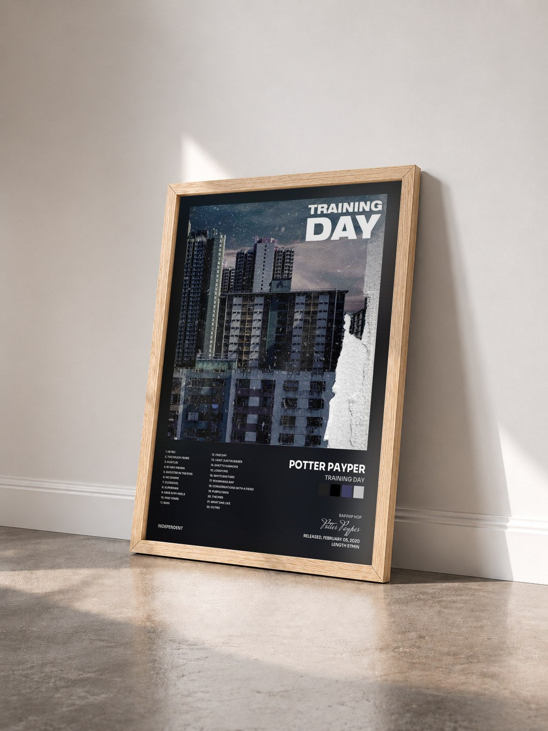 #bois Tableau de l'album Training Day de Potter Payper vu de trois quarts, cadre en bois brut