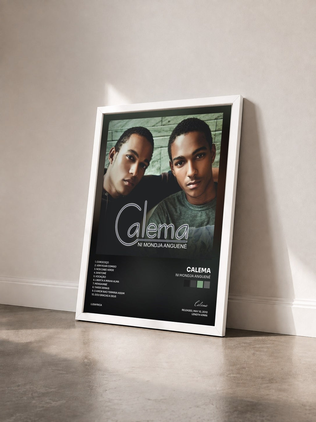 #blanc Tableau de l'album Ni Mondja Anguené de Calema vu de trois quarts, cadre blanc