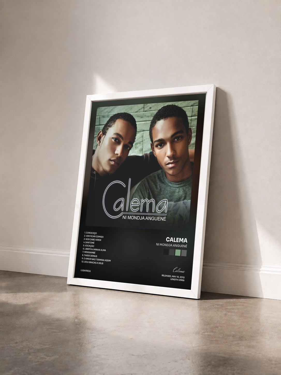 #blanc Tableau de l'album Ni Mondja Anguené de Calema vu de trois quarts, cadre blanc