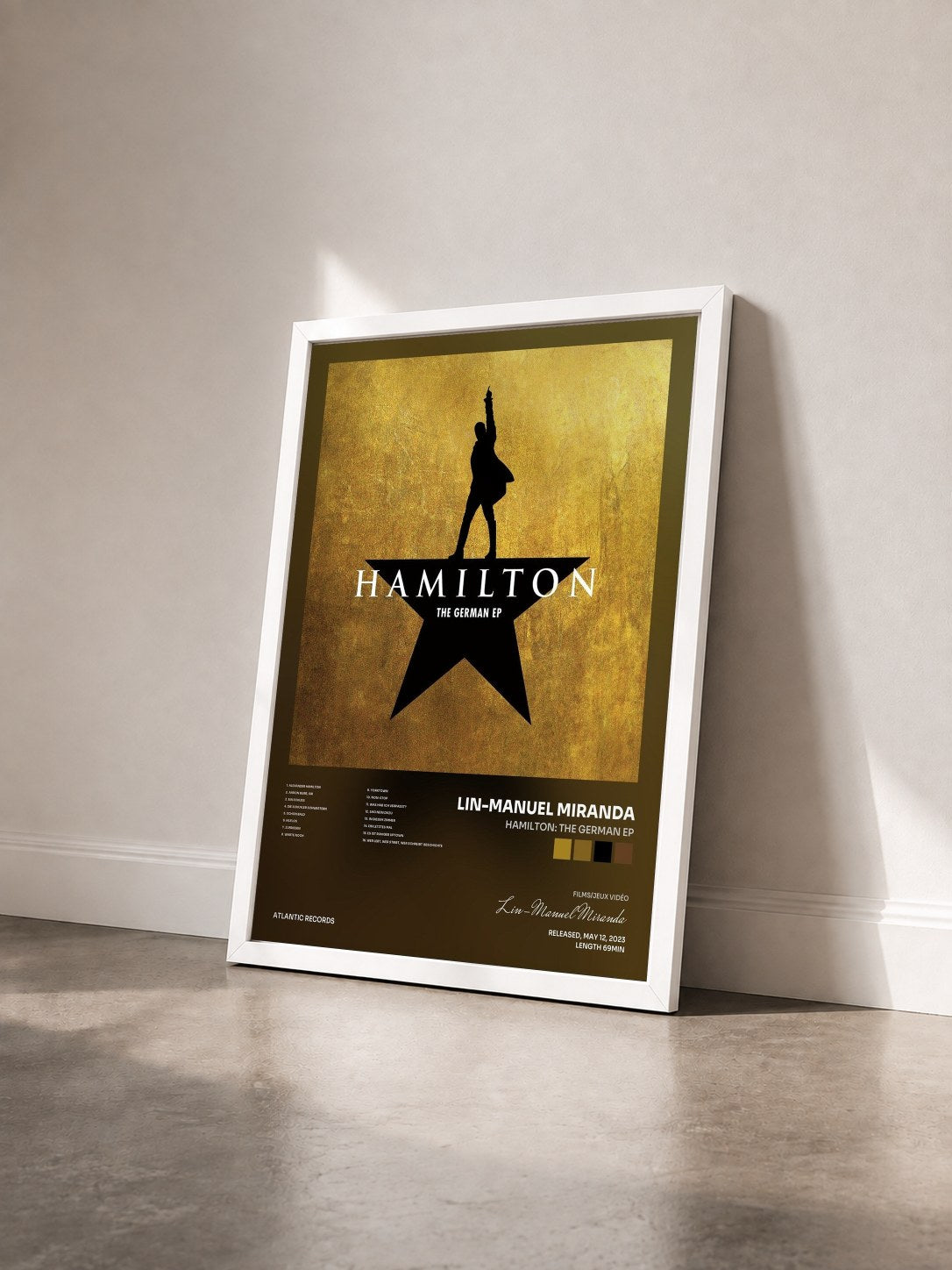 #blanc Tableau de l'album Hamilton: The German EP de Lin-Manuel Miranda vu de trois quarts, cadre blanc