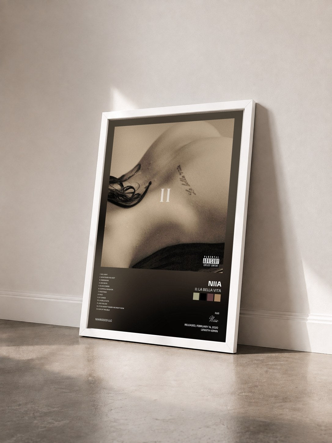#blanc Tableau de l'album II: La Bella Vita de Niia vu de trois quarts, cadre blanc