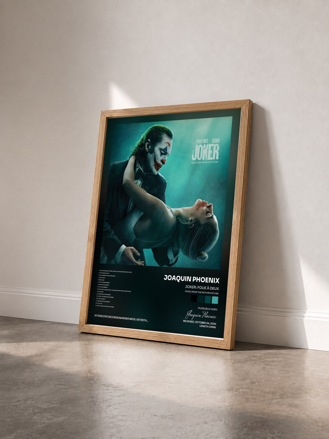#bois Tableau de l'album Joker: Folie à Deux (Music From The Motion Picture) de Joaquin Phoenix vu de trois quarts, cadre en bois brut