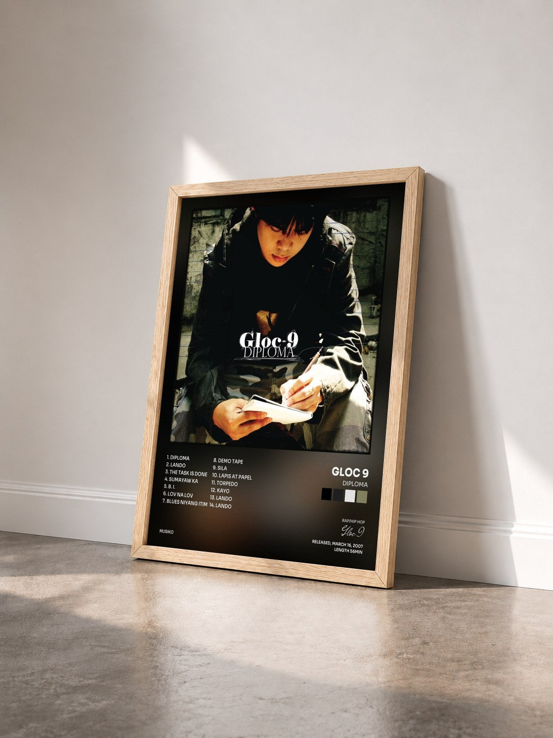 #bois Tableau de l'album Diploma de Gloc 9 vu de trois quarts, cadre en bois brut