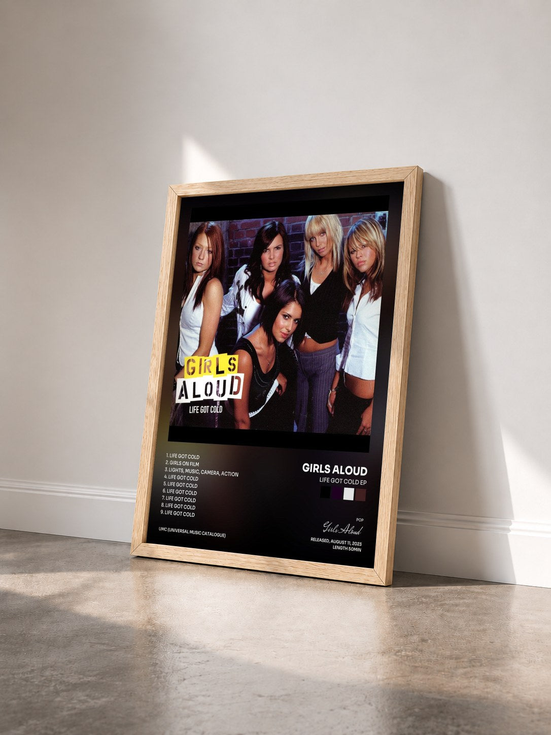 #bois Tableau de l'album Life Got Cold EP de Girls Aloud vu de trois quarts, cadre en bois brut