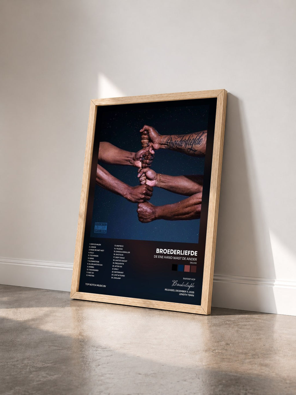 #bois Tableau de l'album De Ene Hand Wast De Ander (Deluxe) de Broederliefde vu de trois quarts, cadre en bois brut