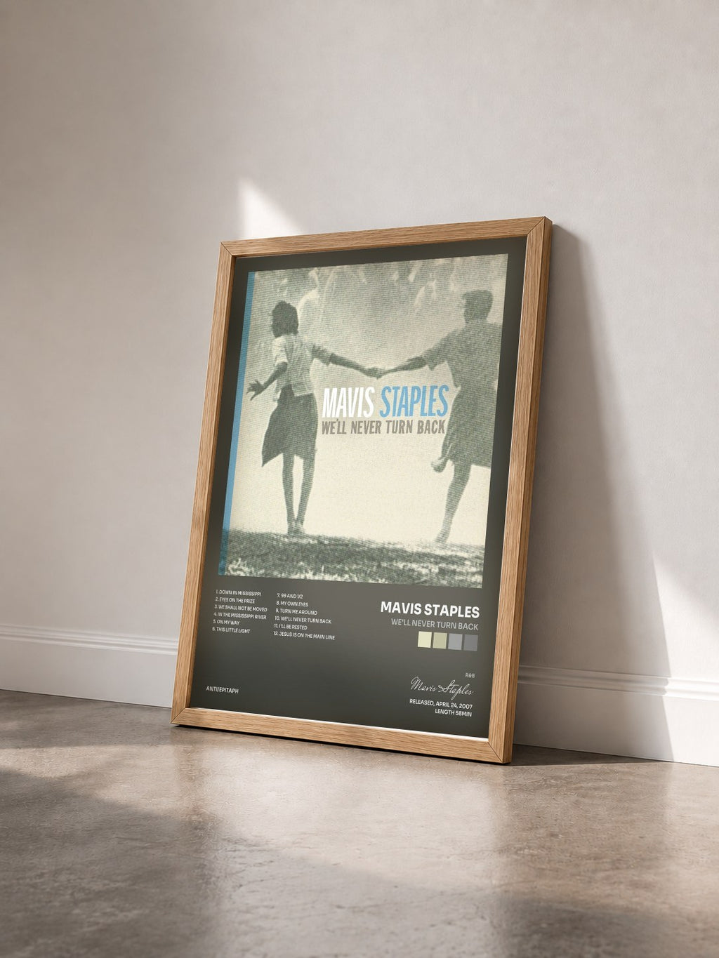 #bois Tableau de l'album We'll Never Turn Back de Mavis Staples vu de trois quarts, cadre en bois brut