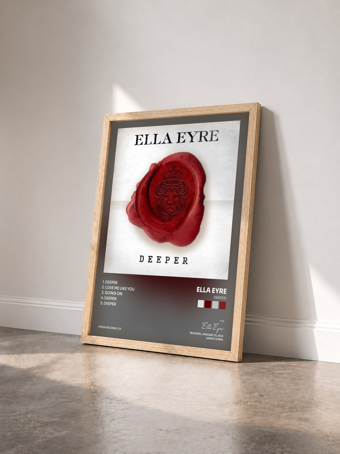 #bois Tableau de l'album Deeper de Ella Eyre vu de trois quarts, cadre en bois brut