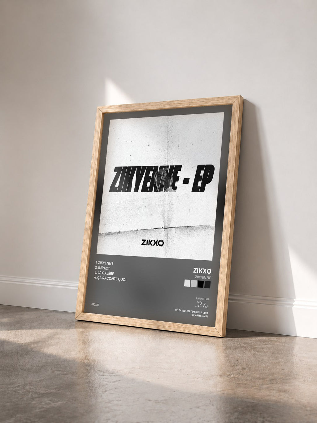 #bois Tableau de l'album Zikyenne de Zikxo vu de trois quarts, cadre en bois brut