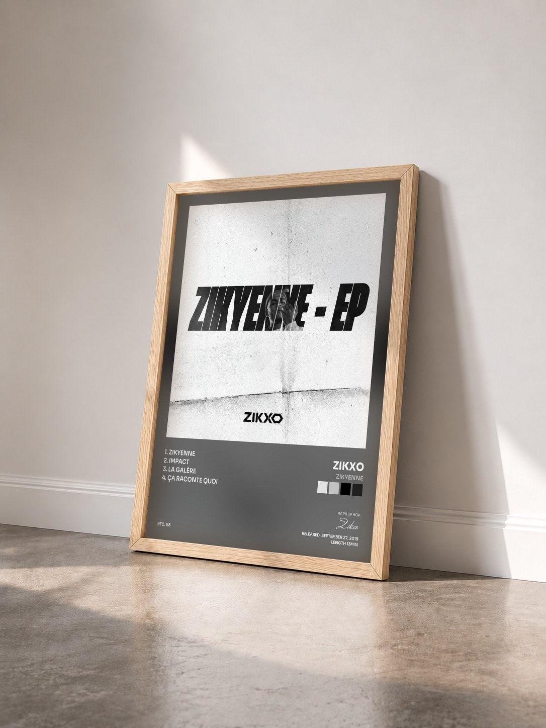 #bois Tableau de l'album Zikyenne de Zikxo vu de trois quarts, cadre en bois brut