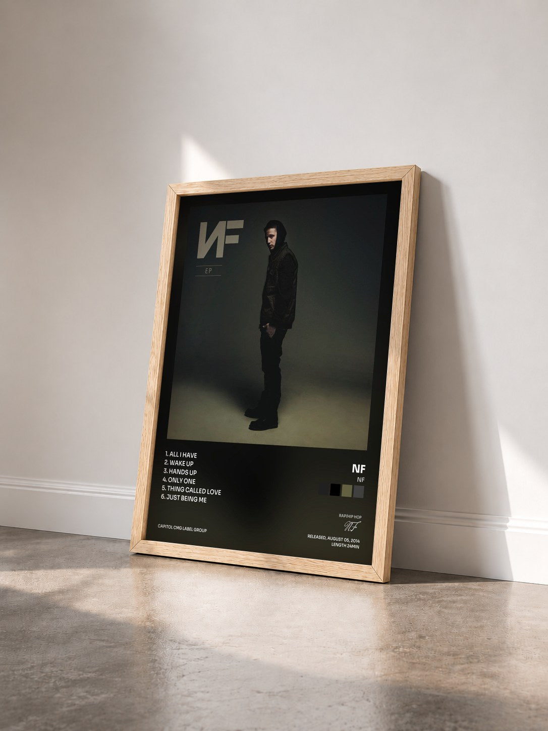 #bois Tableau de l'album NF de NF vu de trois quarts, cadre en bois brut
