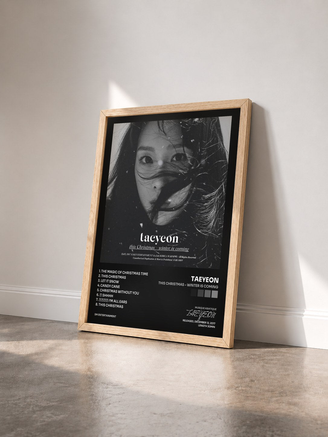 #bois Tableau de l'album This Christmas – Winter is Coming de TAEYEON vu de trois quarts, cadre en bois brut