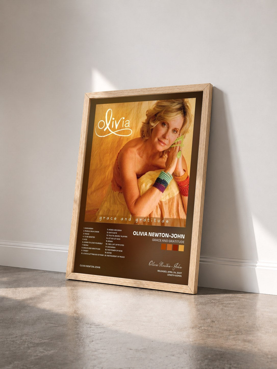 #bois Tableau de l'album Grace And Gratitude de Olivia Newton-John vu de trois quarts, cadre en bois brut