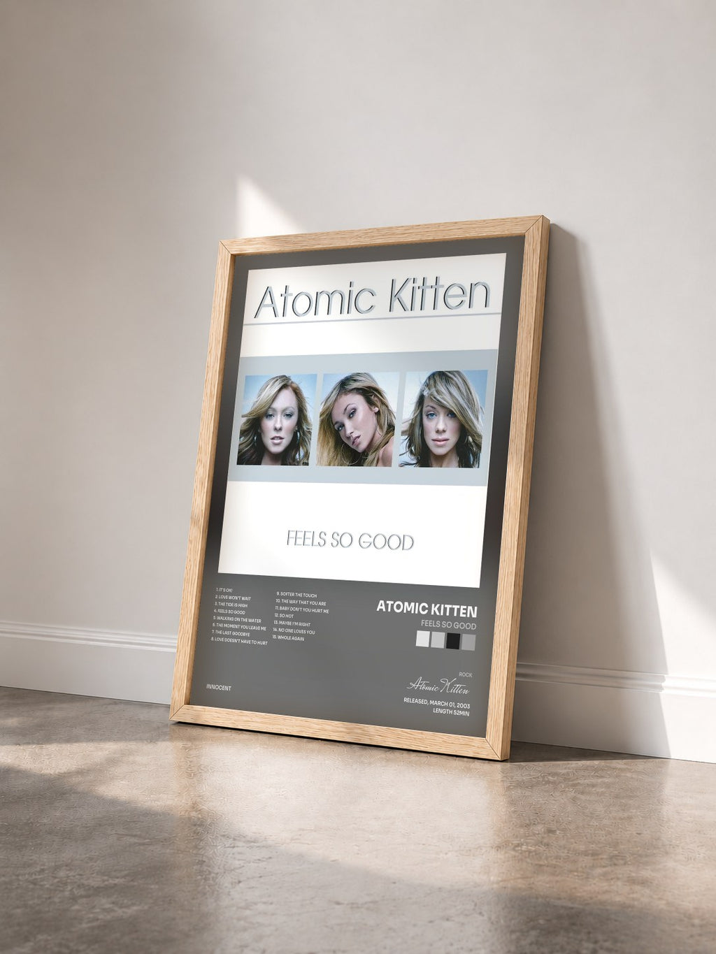 #bois Tableau de l'album Feels So Good de Atomic Kitten vu de trois quarts, cadre en bois brut
